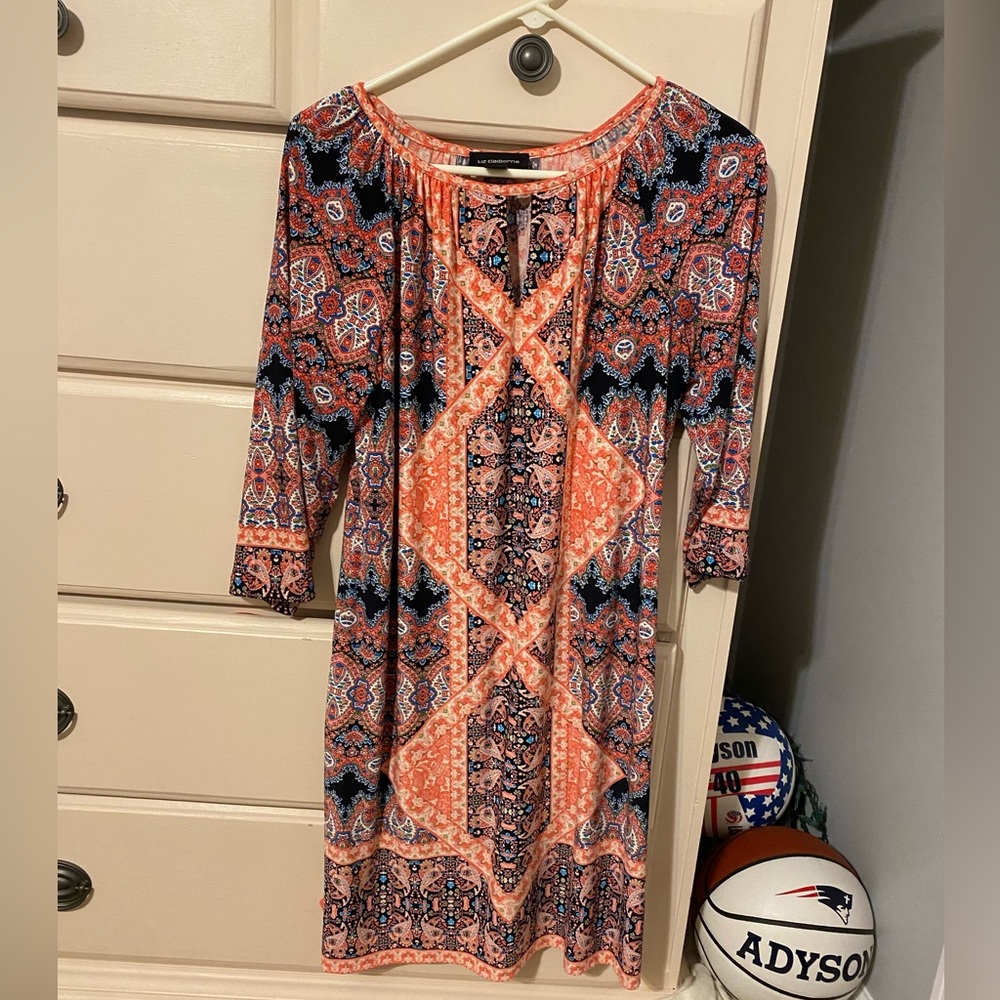 Cute dress! Great material and only worn a couple times. It comes above the knee